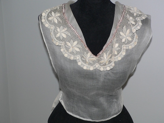 Beautiful Antique Victorian Edwardian Lace Dickie