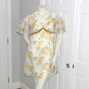 Vestido corto con estampado de rosas amarillas y mangas de mariposa en capas de los años 60