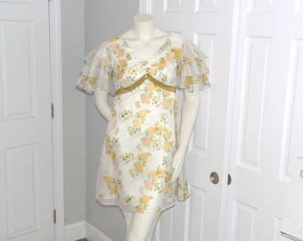Mini-robe jaune des années 60 à imprimé roses et manches papillon superposées