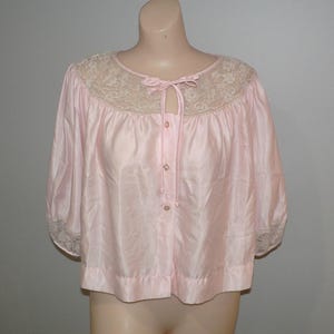 1960&#39;s Barbizon Pink Satin De Lys Bed Jacket with Beige Lace Trim. New Old Stock, Size Small- Medium