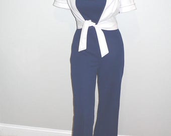 Combinaison en tricot de polyester des années 1970 avec veste, combinaison bleu marine avec veste blanche