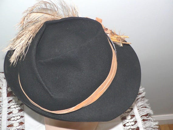 CHARMING 1940S\' BROWN STRAW FEDORA WITH LACQUERED FEATHERS + QUILLS 1930s- 40s Slouch Fedora Hat Brown Felt With Tan Velvet and  main image 4