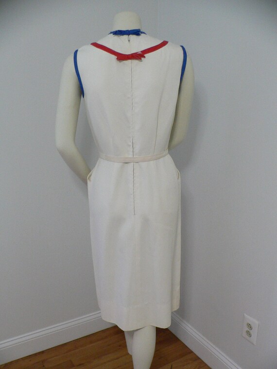 1950s - 60's White Sheath Dress with Red and Blue… - image 8