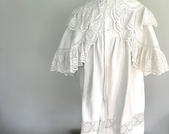 Cappotto antico per bambini dei primi del '900 con collo a mantellina e scialle in pizzo a doppio ricamo.