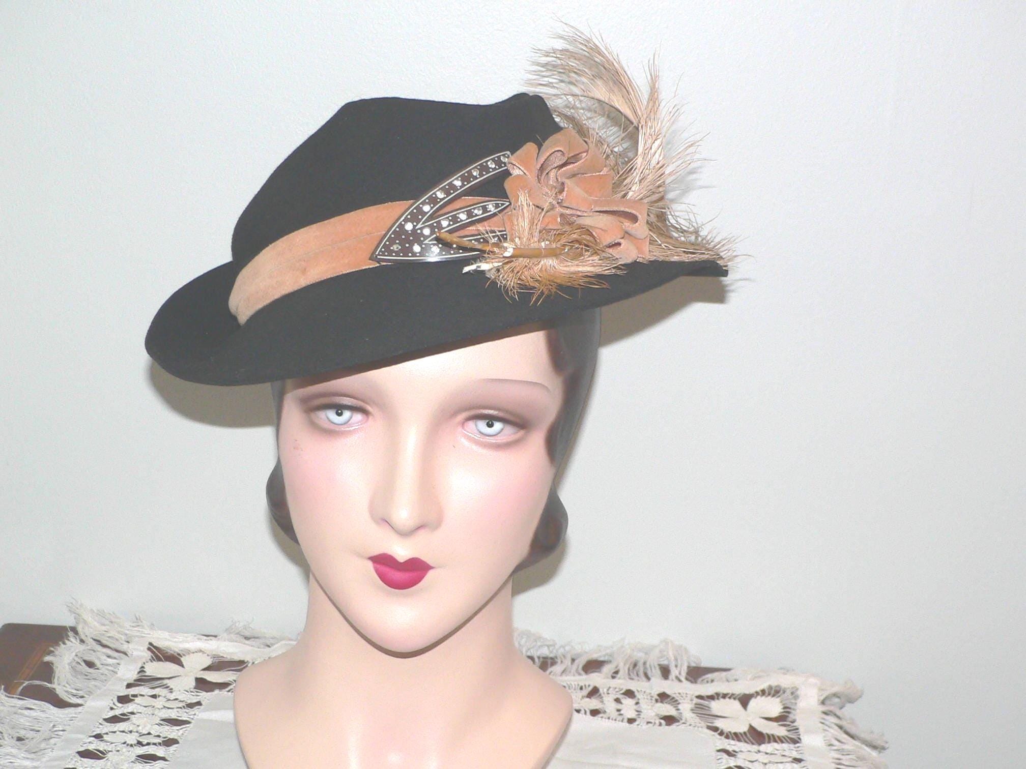 RARE 1930s\' TAN FELT TOY TILT HAT + GOLD STUDS & OSTRICH FEATHER Vintage 1930 main image 2