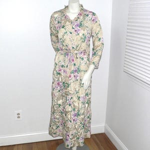 Vintage 1960&#39;s - 70 The Roberie Polyester Flaoral Quilted Robe, Size S