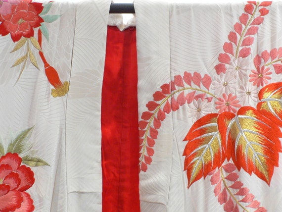 Vintage  Kimono Uchikake Silk with  Embroidered F… - image 4