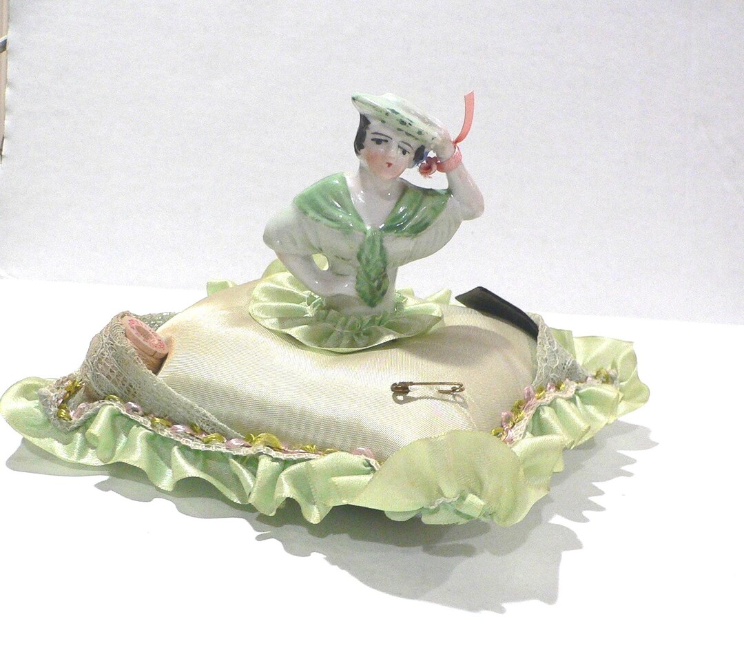 アンティークハーフドール用裁縫用ピンクッション（糸とピン付き