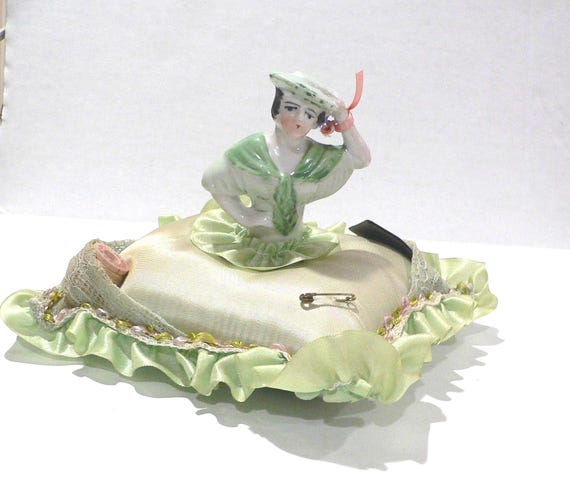 アンティークハーフドール用裁縫用ピンクッション（糸とピン付き