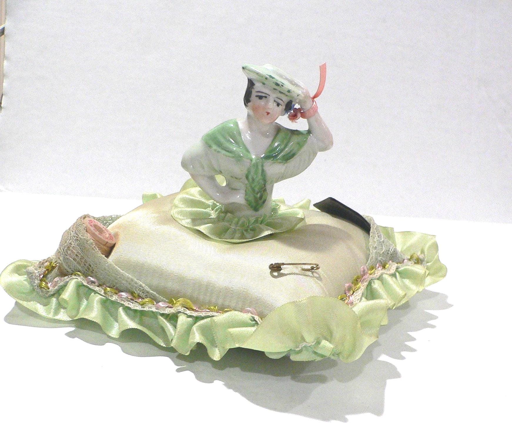 アンティークハーフドール用裁縫用ピンクッション（糸とピン付き