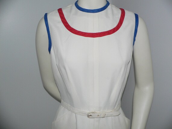 1950s - 60's White Sheath Dress with Red and Blue… - image 2