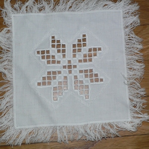 Pequeno Doily Bordado Vintage Hardanger, 9x9 Polegadas