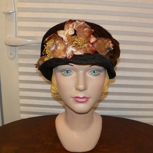 1920&#39;s Cloche / Brown Winter Plush Cloche Trimmed with Flowers ad Lame