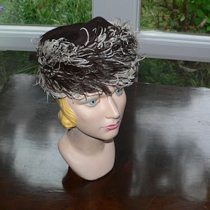 1940&#39;s John Wannamaker Brown Felt Hat with Ostrich Feather Trim