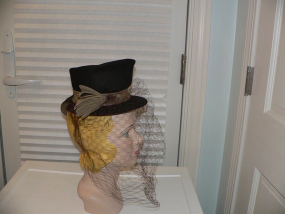 1940s Brown Felt Hat with Tan Ribbon Trim - image 2