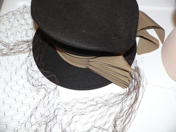 1940s Brown Felt Hat with Tan Ribbon Trim - image 4