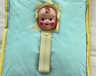 Matelas à langer en plastique des années 1950 avec visage de poupée, matelas à langer de voyage bébé vintage avec visage de poupée
