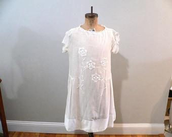 Robe années 20 pour fille blanche avec fleurs brodées en rose très pâle - Robe années 20 pour préado