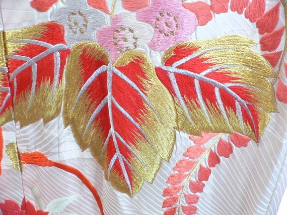 Vintage  Kimono Uchikake Silk with  Embroidered F… - image 6