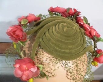 Chapeau Sally Victor 1950 en velours vert et fleurs rouges avec filet