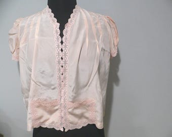 1940s Barbizon Peach Silk Crepe  Bed Jacket with Lace Trim