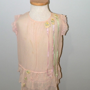 Vestido de gasa de seda para niña de 1920 con ribete de flores y cinta