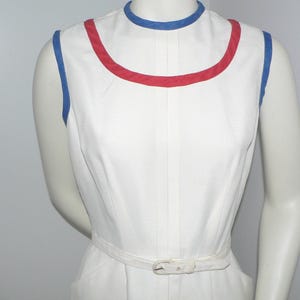 Witte schedejurk jaren 50-60 met rode en blauwe bies en zakken