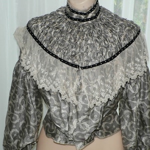Edwardian Schwarz-Weiß-Druck geraffte gefaltete Seide Monobosom Mieder Bluse mit Spitzenkragen - WIE IST TLC