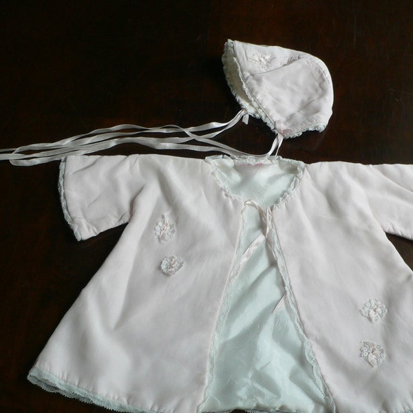 veste et bonnet de lit bébé vintage des années 1950 par Mary Smith Originals, veste et bonnet de poupée des années 1950