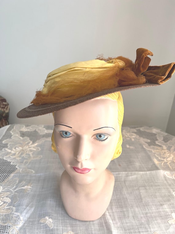 Chapeau Vintage Années 90 – Bretelles Cuir Daim, Style Assurance Agricole