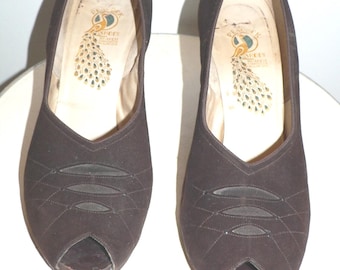 Bruine suède peep-toe schoenen uit de jaren 40, maat 7, pauwlabel