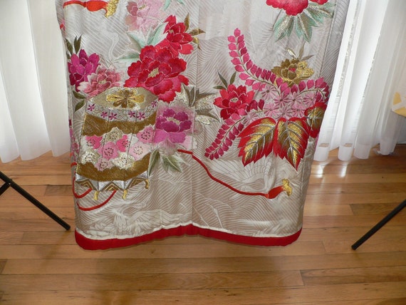 Vintage  Kimono Uchikake Silk with  Embroidered F… - image 10