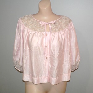 1960&#39;s Barbizon Pink Satin De Lys Bed Jacket with Beige Lace Trim. New Old Stock, Size Small- Medium