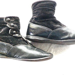 Paar 1900er Kinderseite Knopf Schuhe, schwarzes Leder und schwarzer Samt