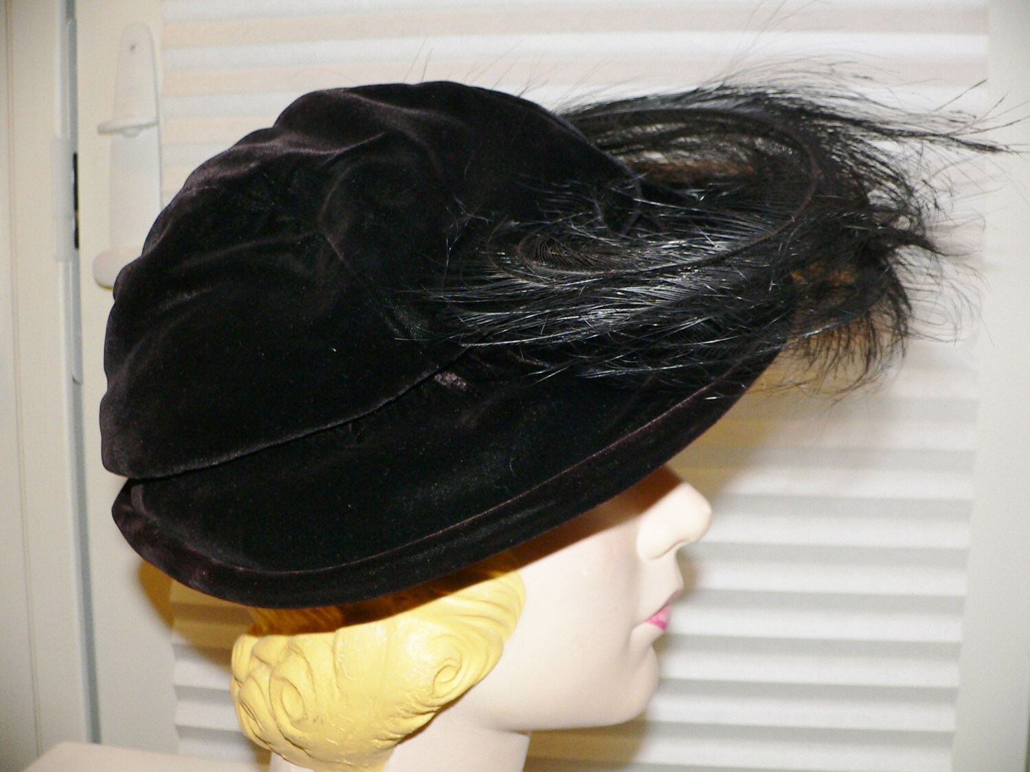 1940 Black Velt Hat With Feather Trim 