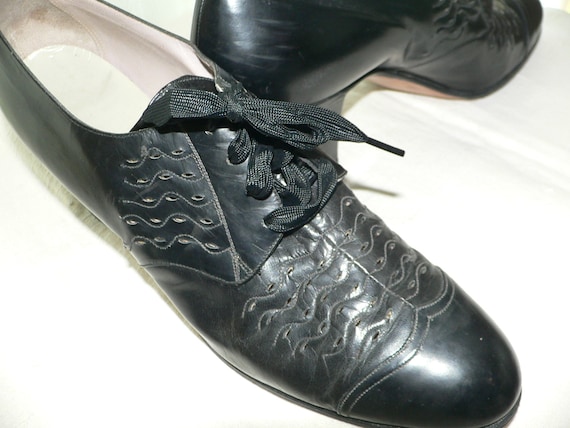 1930's - 40s Red Cross Black Shoes,  Vintage Oxfo… - image 2