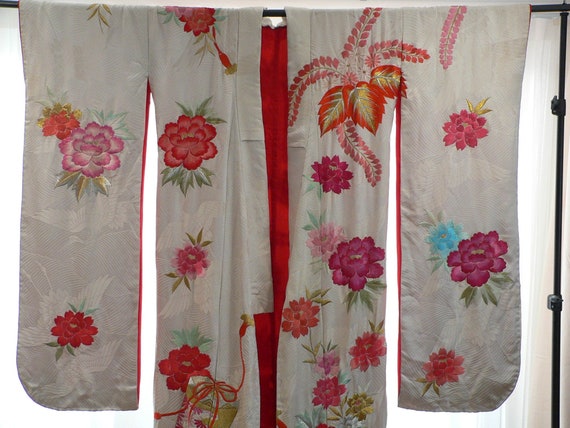 Vintage  Kimono Uchikake Silk with  Embroidered F… - image 3