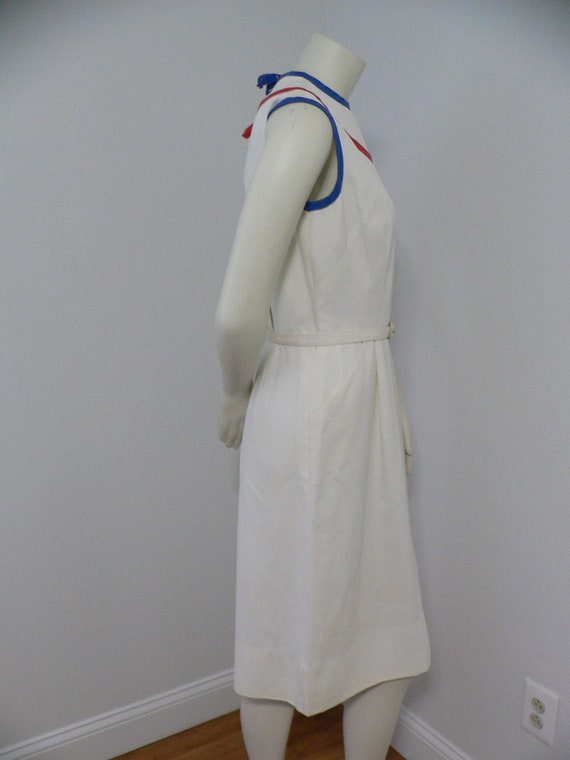 1950s - 60's White Sheath Dress with Red and Blue… - image 7