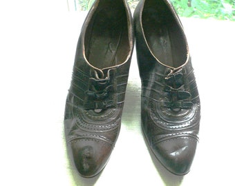 Chaussures anciennes Art Déco marron foncé des années 1930 avec perforations et boucles