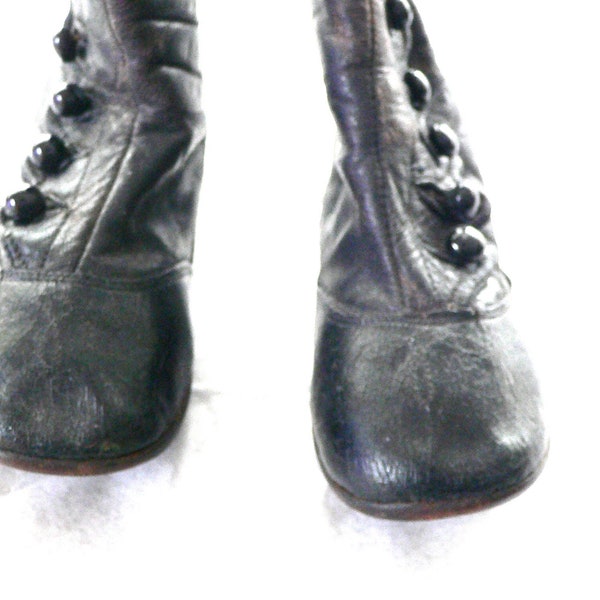 Zapatos de bebé de cuero negro con botones laterales antiguos eduardianos victorianos