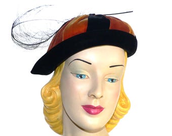 Chapeau Mr Stanley en velours noir et rouille vintage des années 1950 avec bordure en plumes