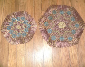 2 napperons ou sets de table vintage tissés soyeux à franges hexagonales