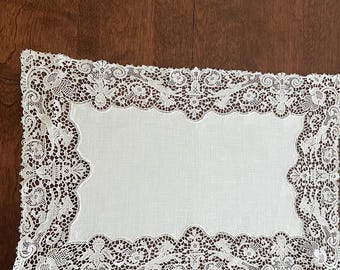 Paño de bandeja antiguo de encaje figurativo Schiffli/químico, tapete con leones y querubines.