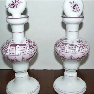 Paar melkglazen parfumflesjes met roze glansschilderij uit Tsjecho-Slowakije, antieke geurflessen, parfumflesjes herenhuis