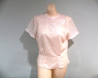 Chemisier de jour vintage des années 1950 par Saab Chemisier en nylon rose avec dentelle, New Old Stock a encore des étiquettes
