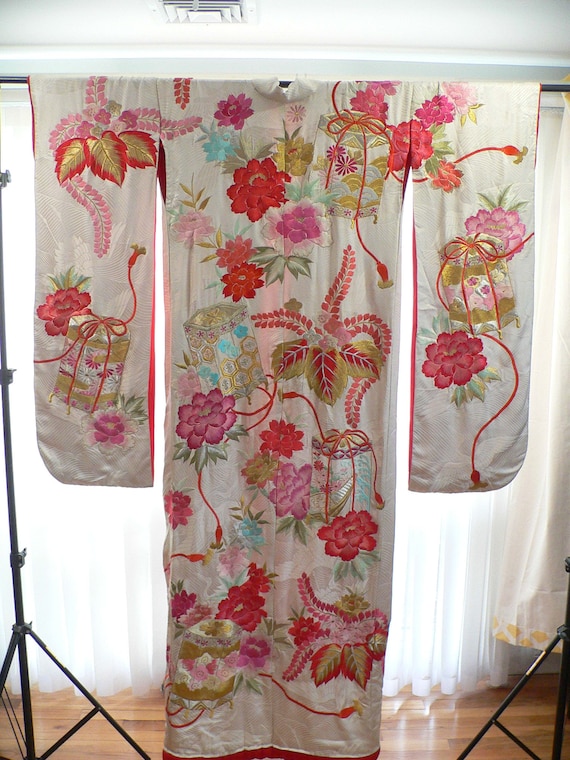 Vintage  Kimono Uchikake Silk with  Embroidered F… - image 1