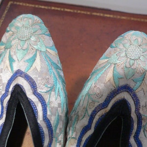 Pair of Antique 1920s Chinese Embroidered Shoes, Embroidered Chinese Boudoir Slippers