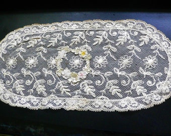 Petit tapis en dentelle française des années 1920 avec couronne de travail en ruban de soie