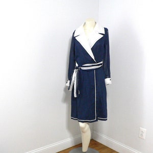 Vestido envolvente azul-marinho transparente R&K Originals dos anos 1970 com acabamento branco, novo lenço como cinto