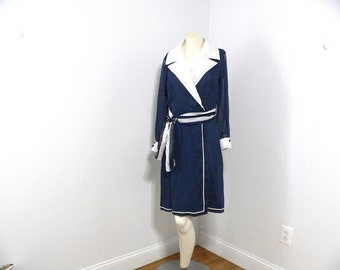 R & K Originals des années 1970 - Robe portefeuille transparente bleu marine avec bordure blanche, nouvelle écharpe comme ceinture
